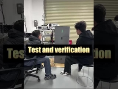 Les testeurs testent l'empilement flexible et la surveillance des données opérationnelles par téléphone portable